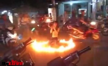 Cởi áo múa lửa bán kẹo kéo giữa đường