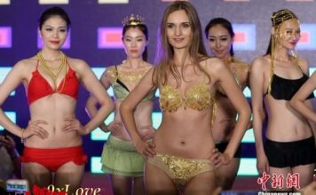 Chân dài mặc nội y bằng vàng ròng ở Trung Quốc